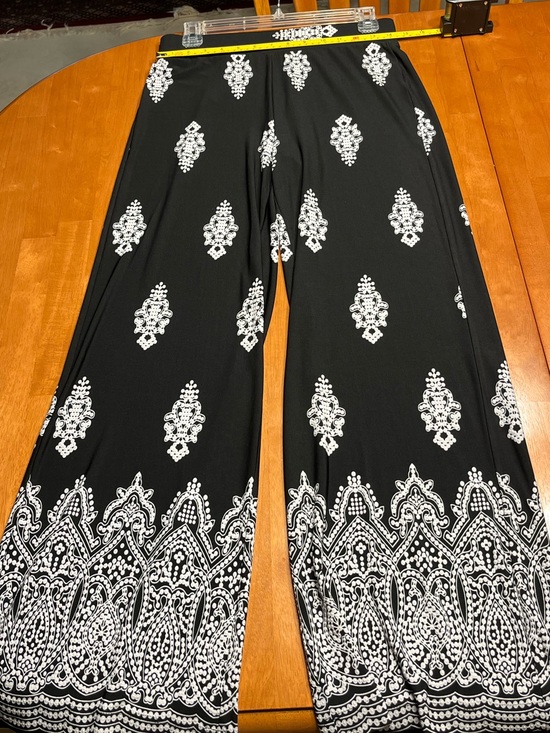 Roz & Ali Pants - Roz & Ali Black Wide Leg Pants with White Medallion and Border Print